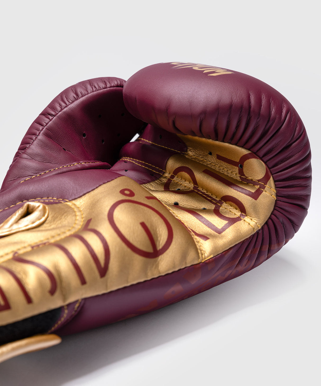 Venum x Rajadamnern Burgundy Boxing rokavice