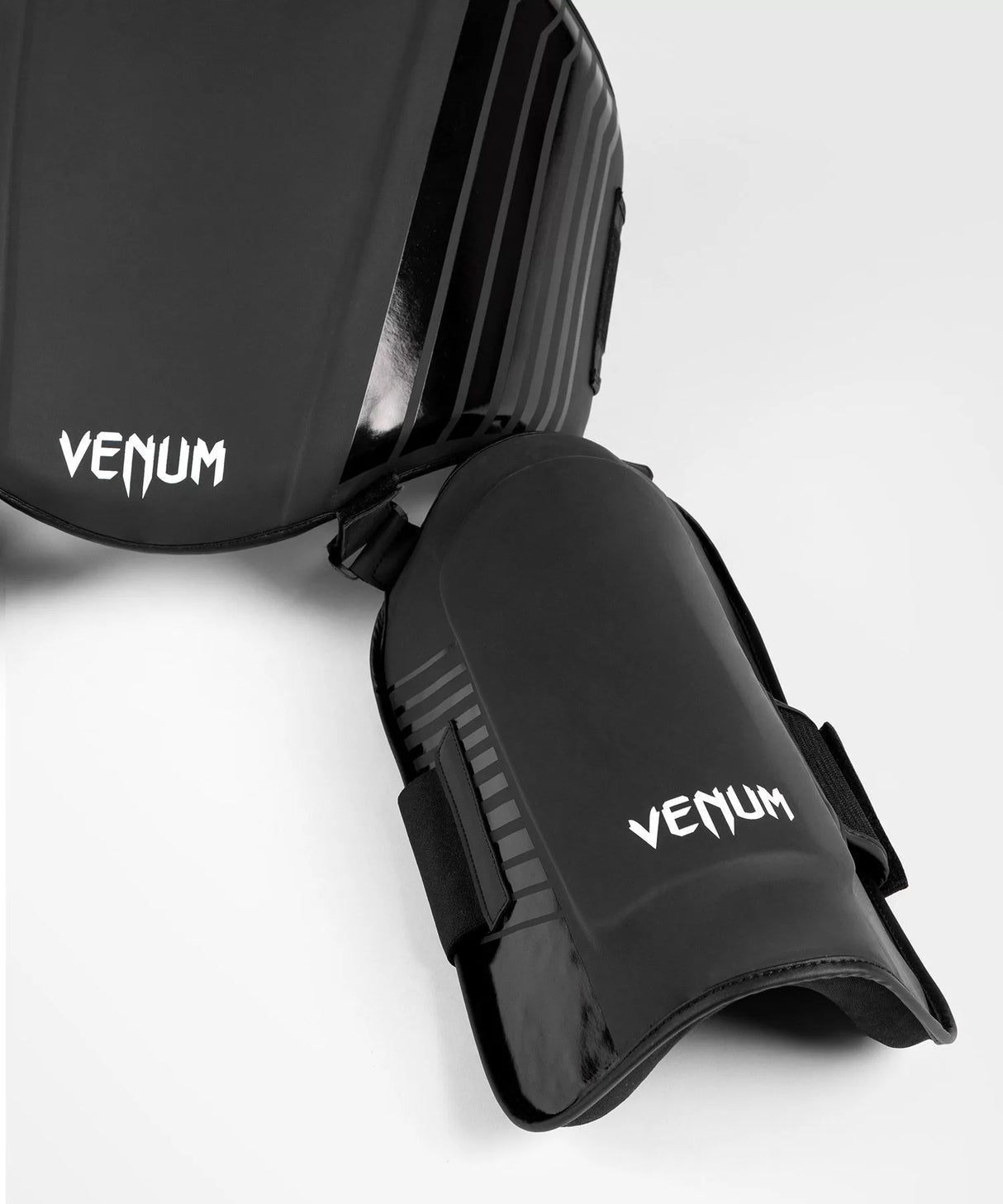 Venum Challenger Black/White trainer armor focuser