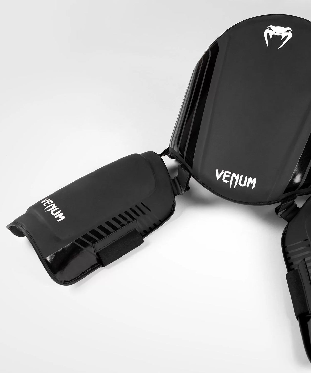 Venum Challenger Black/White trainer armor focuser