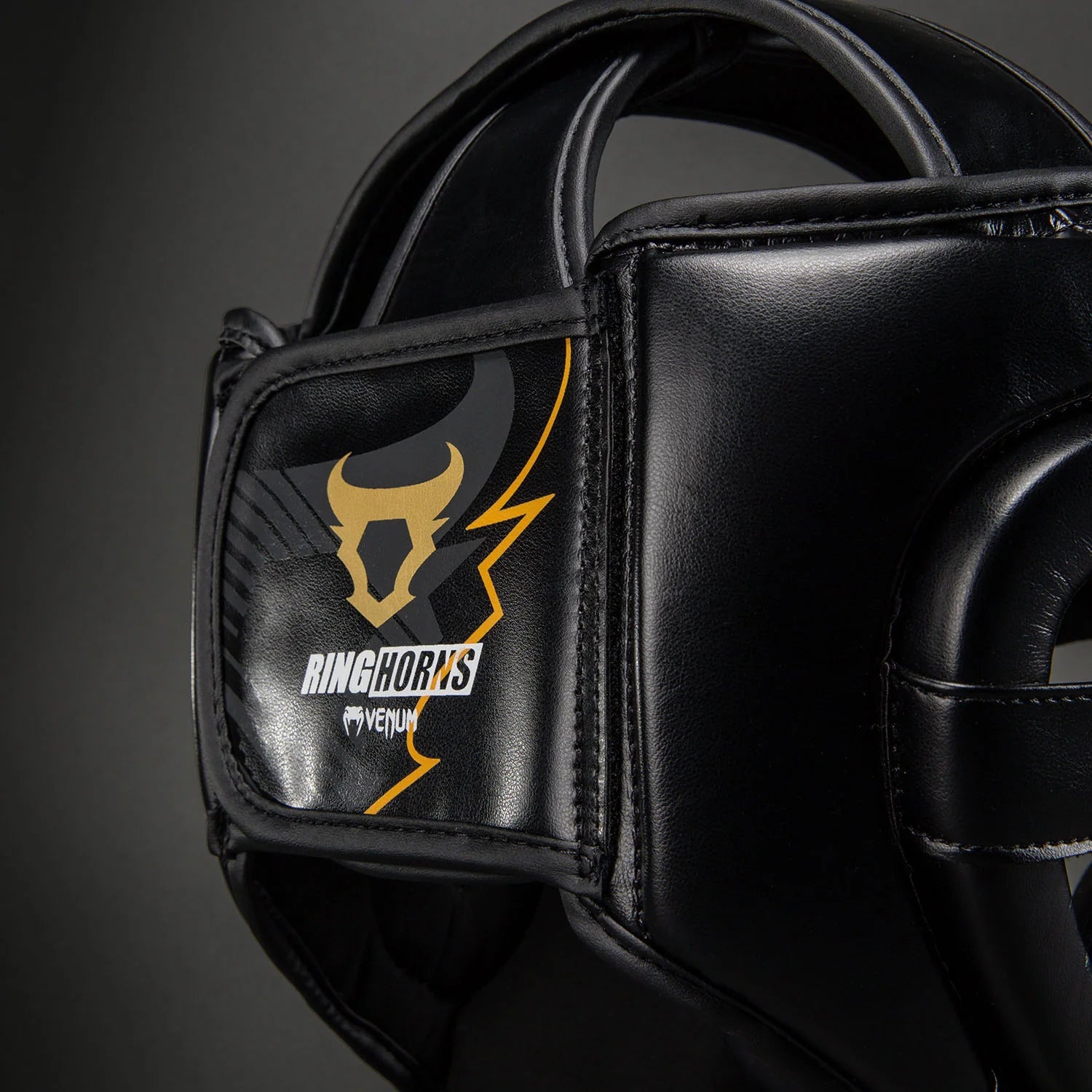 Ringhorns Charger Black/Gold čelada