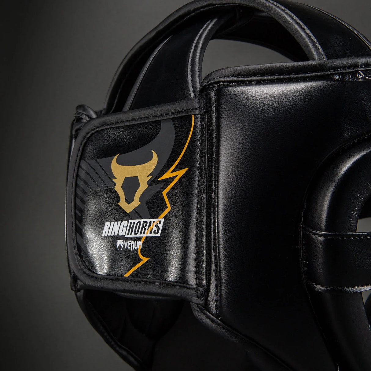 Ringhorns Charger Black/Gold čelada