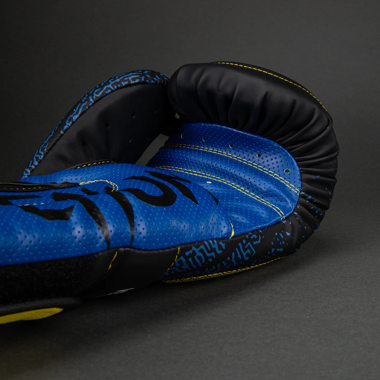 Venum x TEKKEN 8 - King - Black/Yellow rokavice za boks