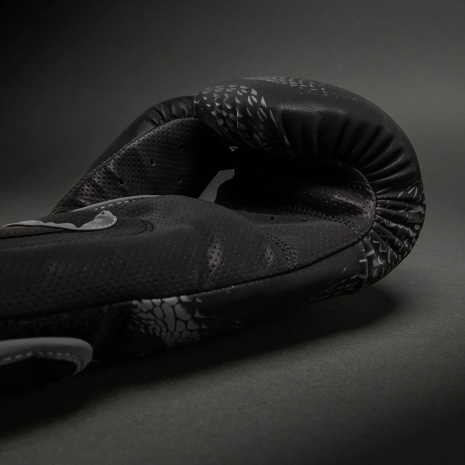 Venum Matupa Black/Grey/Gold rokavice za boks