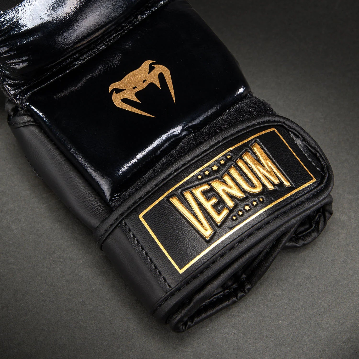 Venum Attack 2.0 Black/Gold Leather sparing rukavice