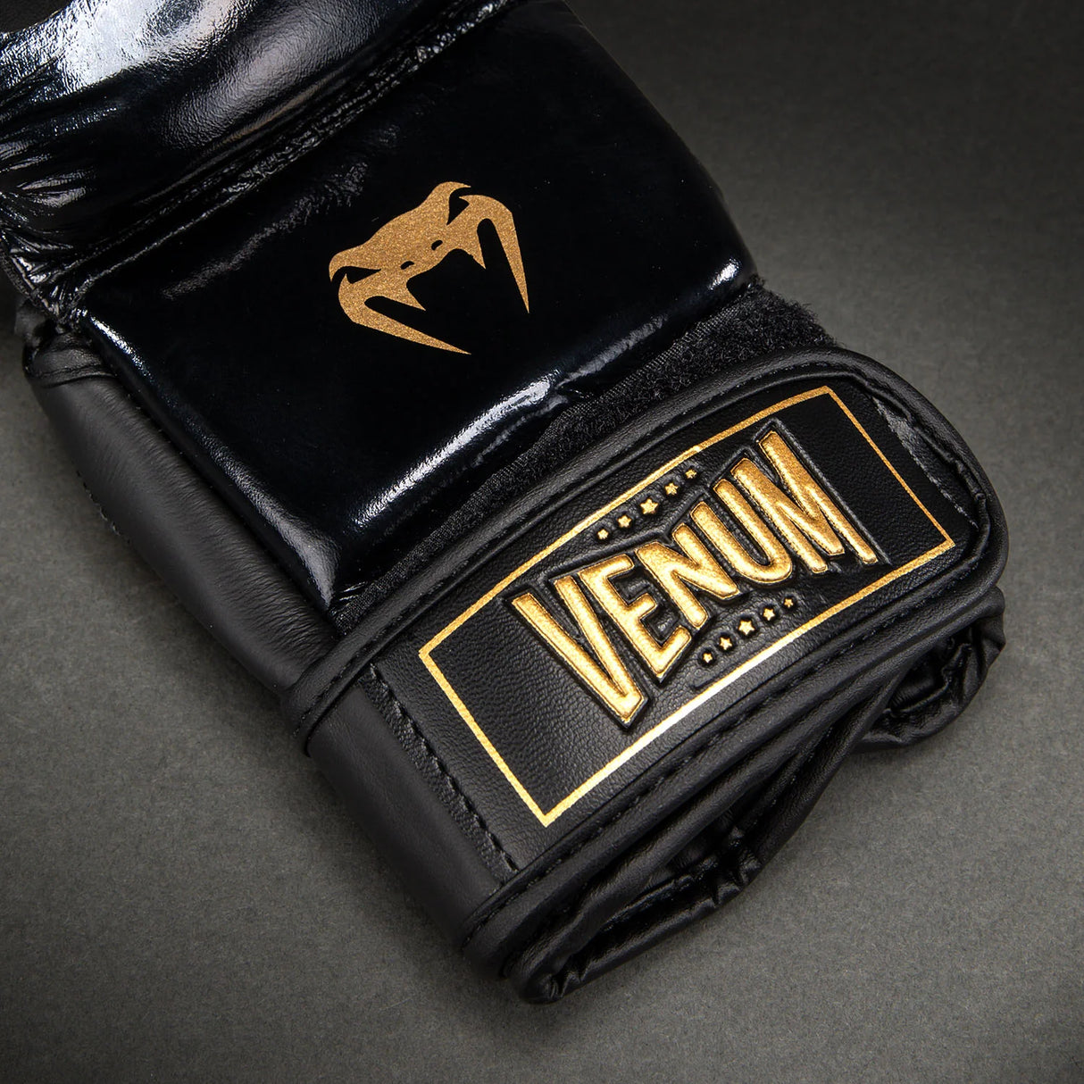 Venum Attack 2.0 Black/Gold Leather sparing rukavice