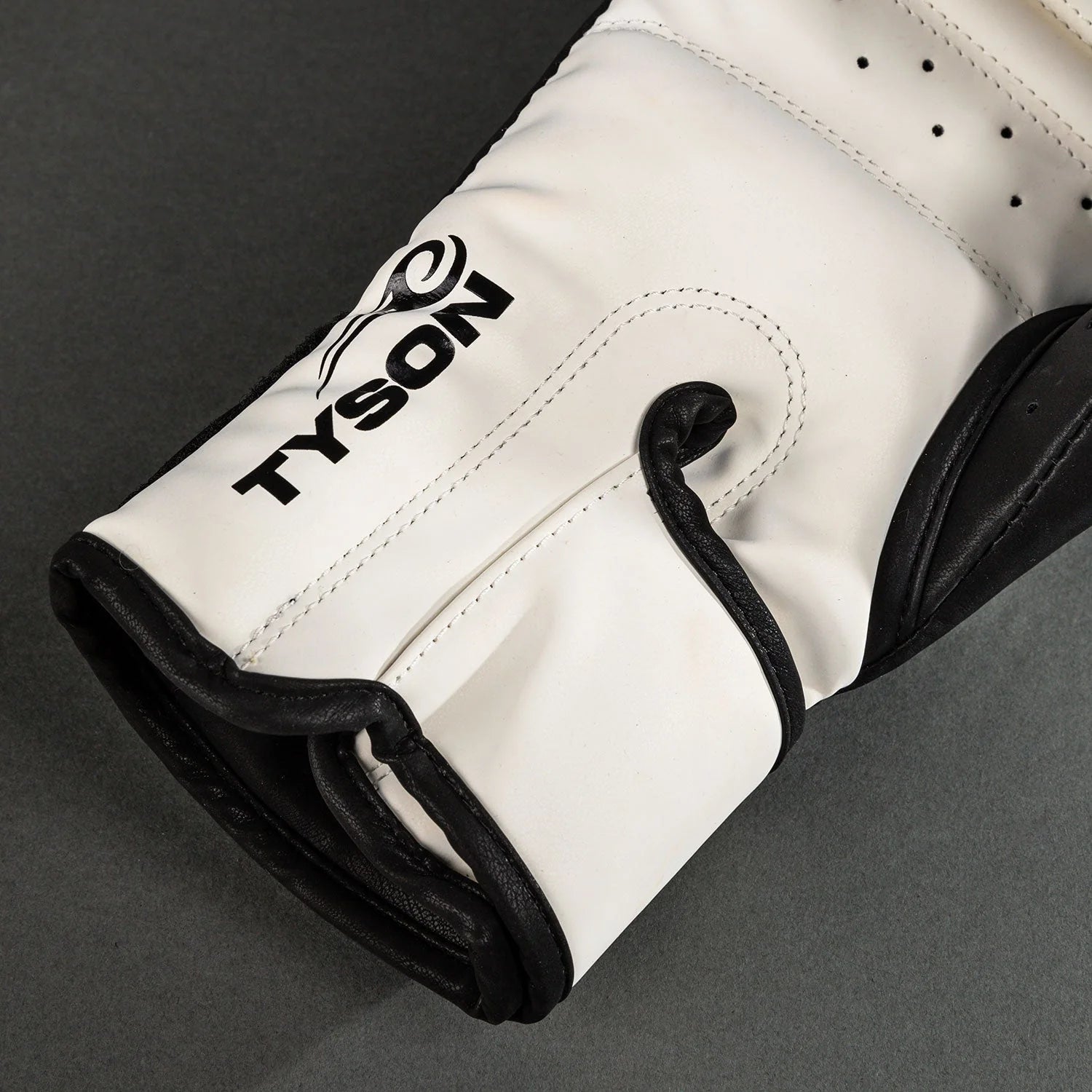 Venum x Mike Tyson Replica Deep Black/Optical White Rokavice Za Boks