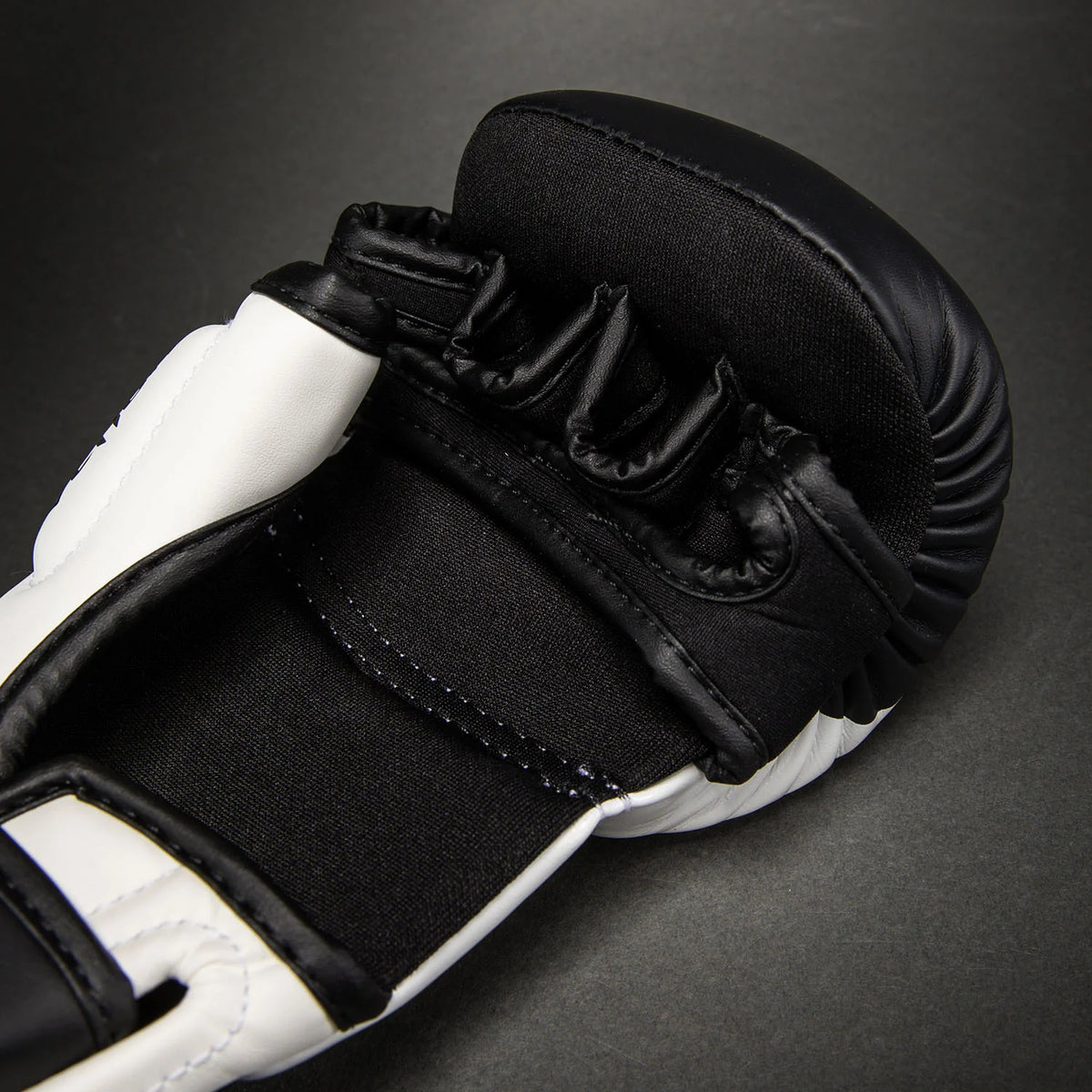Venum Attack 2.0 Black/White sparing rukavice