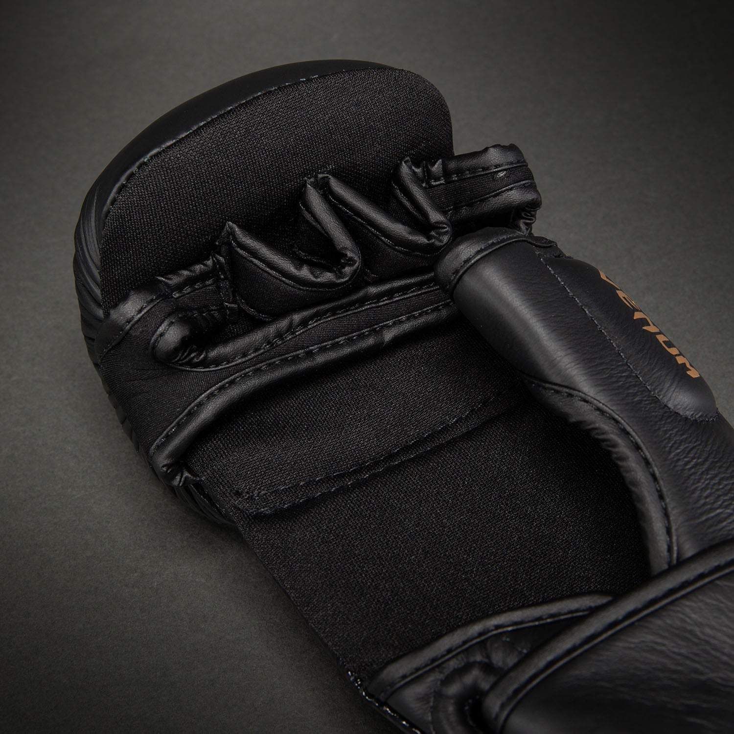 Venum Attack 2.0 Black/Gold Leather sparing rukavice