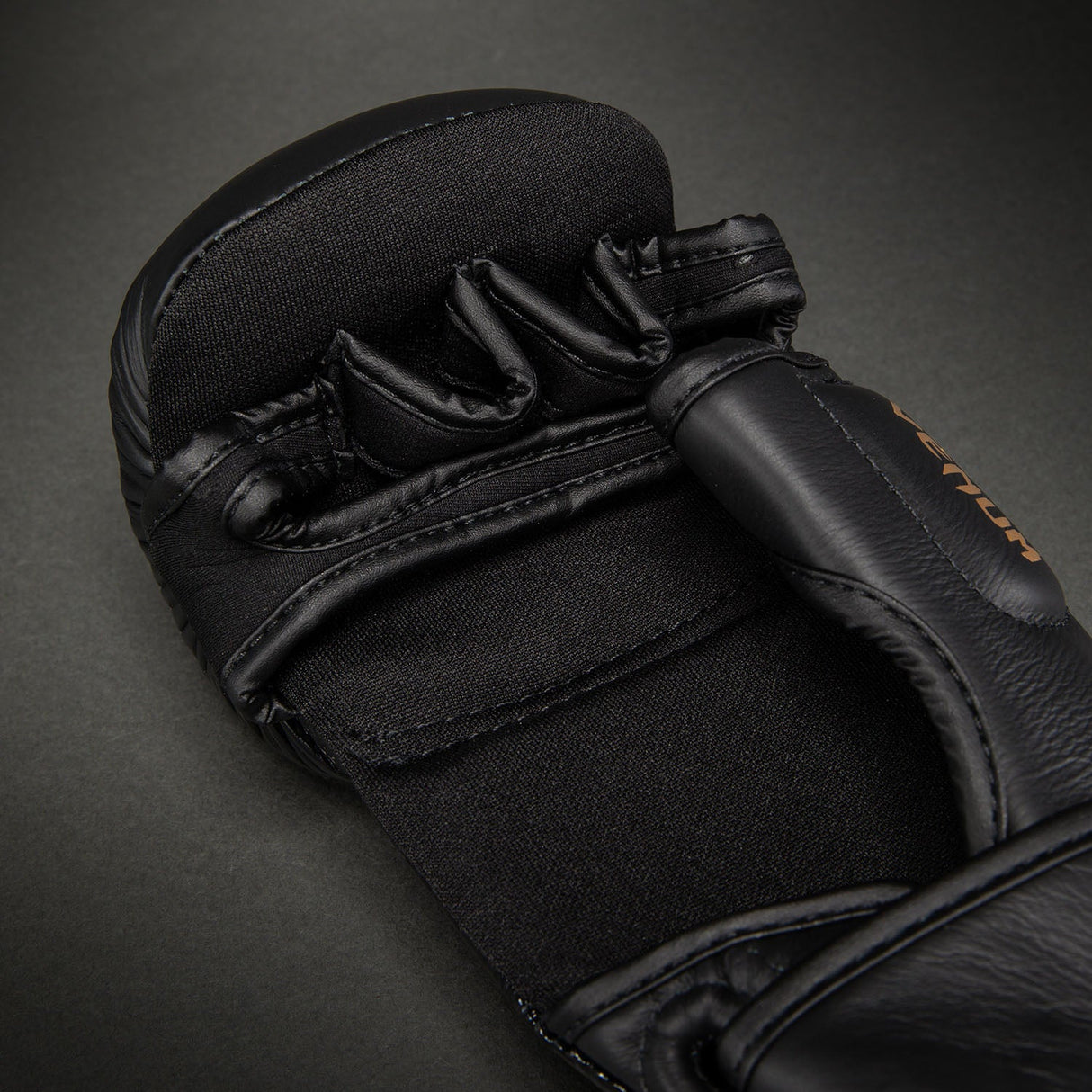 Venum Attack 2.0 Black/Gold Leather sparing rukavice