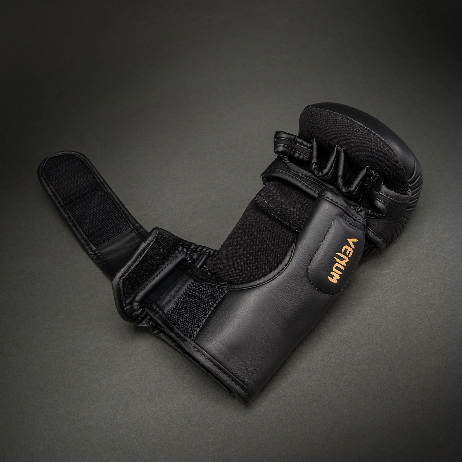 Venum Attack 2.0 Black/Gold Leather sparing rukavice