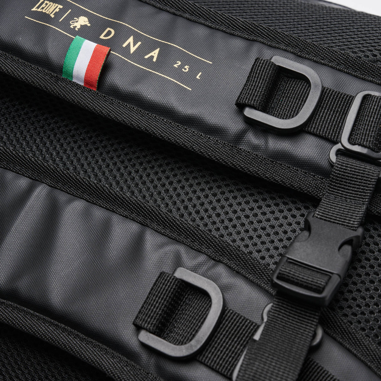 Leone 1947 AC946 DNA Black nahrbtnik