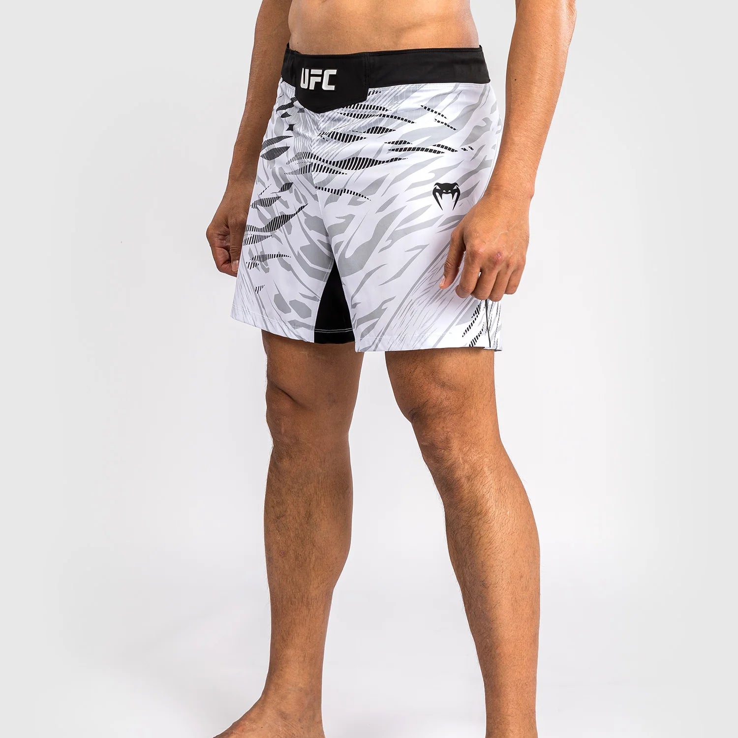 UFC Fusion by Venum Authentic Fight Night Men’s Short Fit White Hlačke za MMA